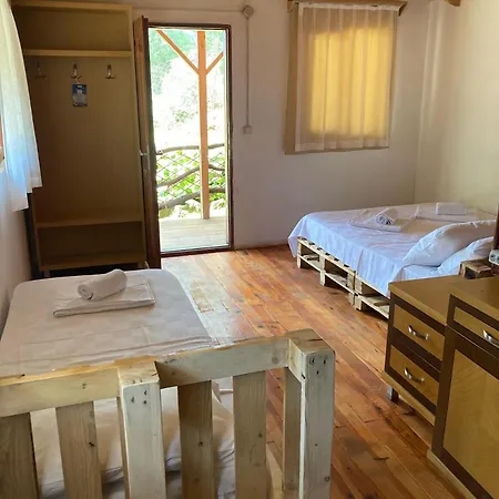 Rosebud Hotel *